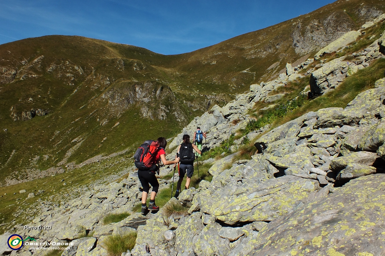 28 per raggiungere brevemente il sentiero per il Monte di Sopra....JPG